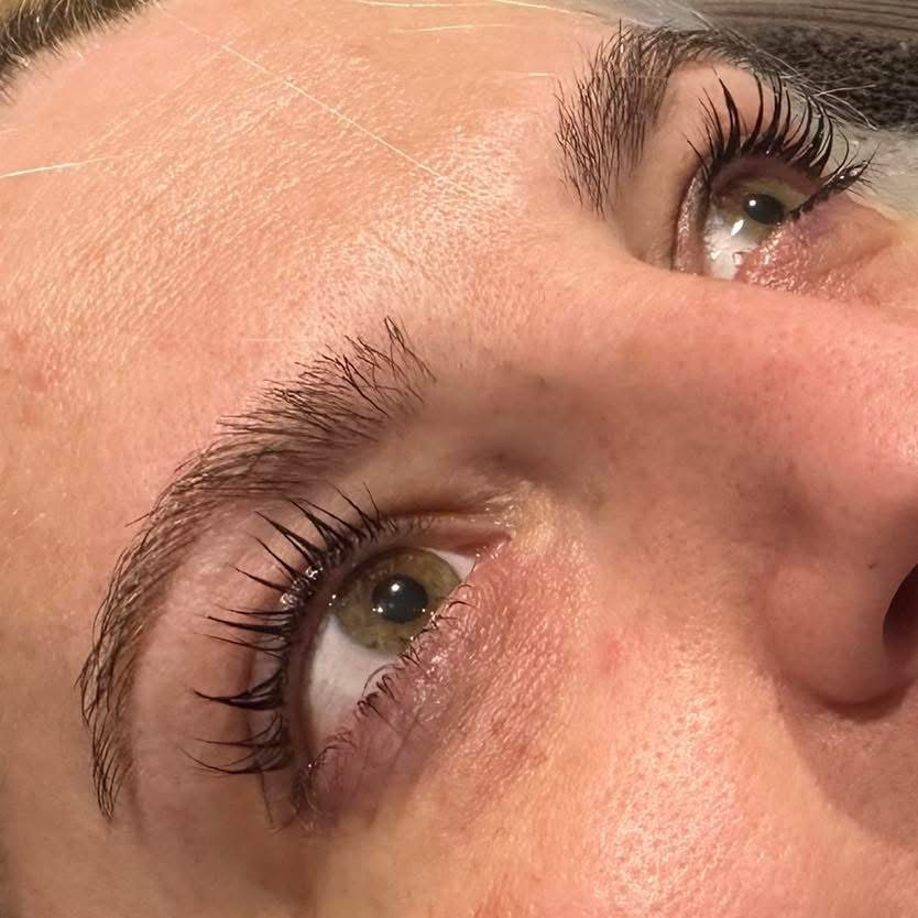 Lash extensions close-up at Glow